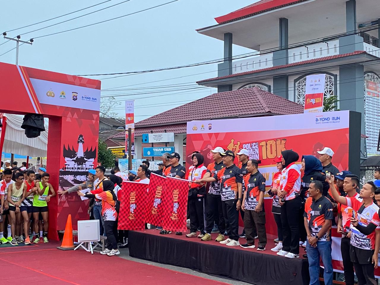 Kapolda Sumbar Irjen Pol Suharyono Kibarkan Bendera Start di Police Women Run 10K