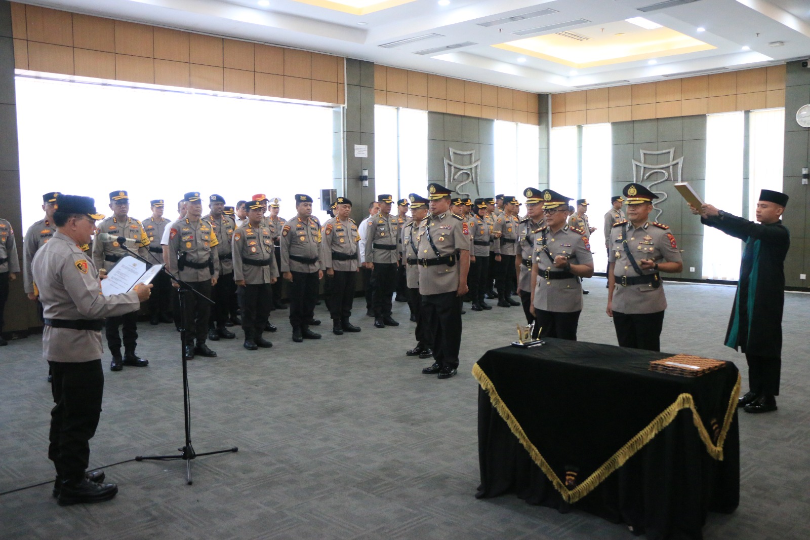 Kapolda Sumbar Pimpin Sertijab Karo SDM, Kapolres Tanah Datar, dan Kapolres Pesisir Selatan