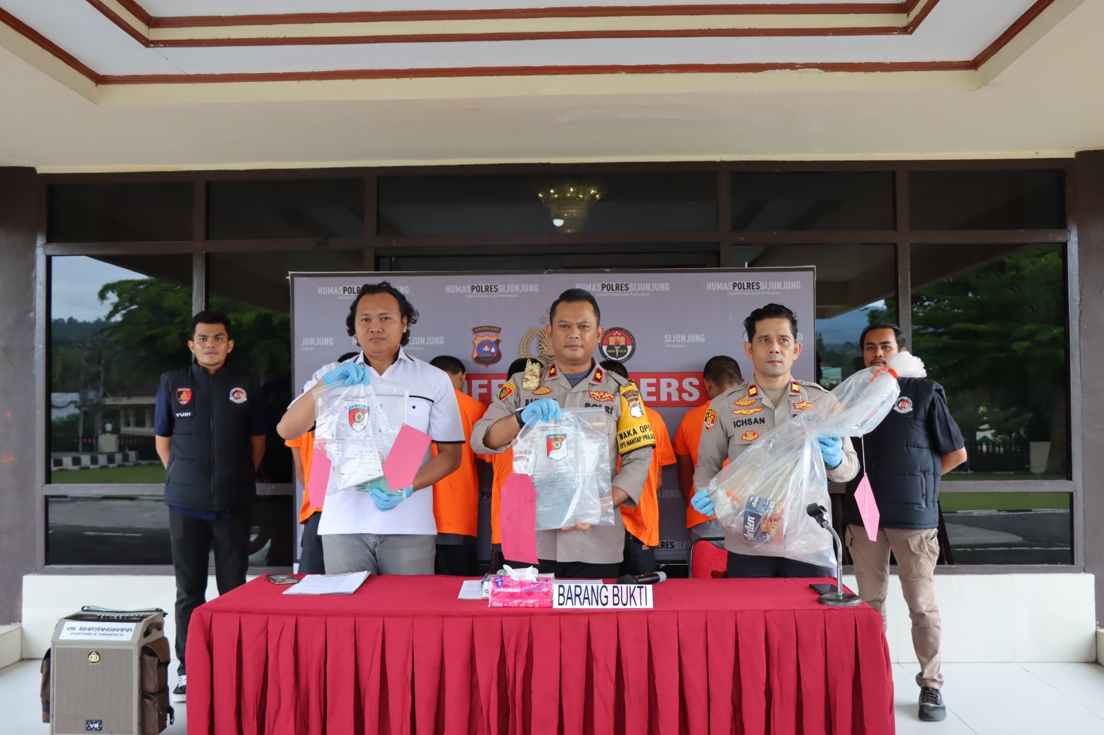 Polres Sijunjung menggelar Konferensi pers pengungkapan kasus pengrusakan dan pencurian