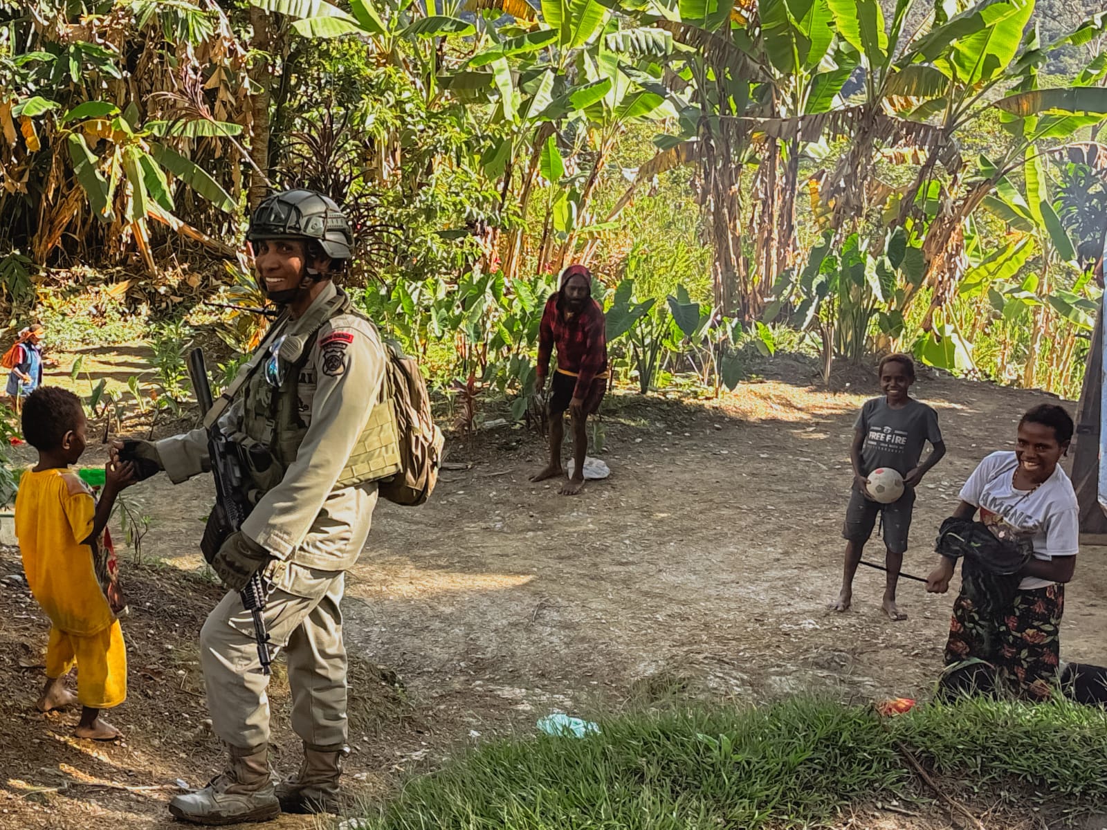 *Satgas Damai Cartenz 2025 Sapa Mama Papua dan Anak-anak di Intan Jaya dalam Patroli Dialogis*