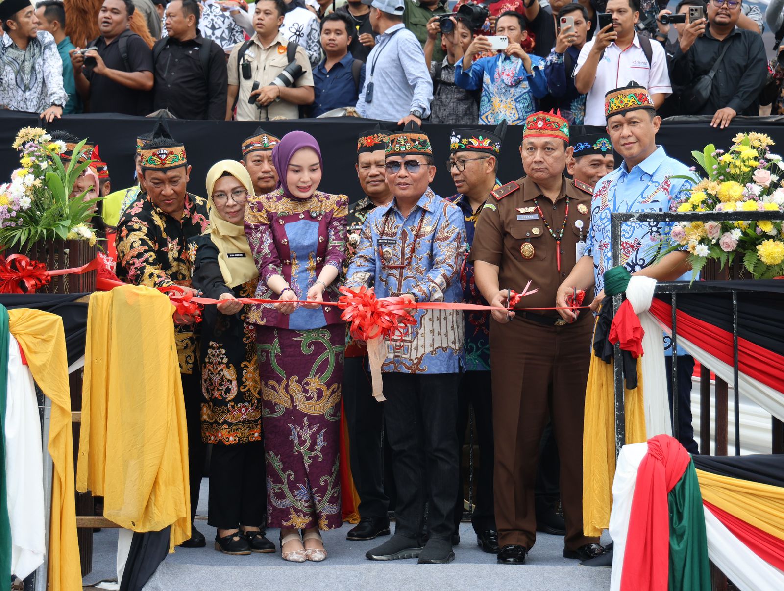 Dorong Pengembangan Pariwisata Berkelanjutan, Kapolda Kalteng dan Gubernur Resmikan Kapal Wisata Susur Sungai