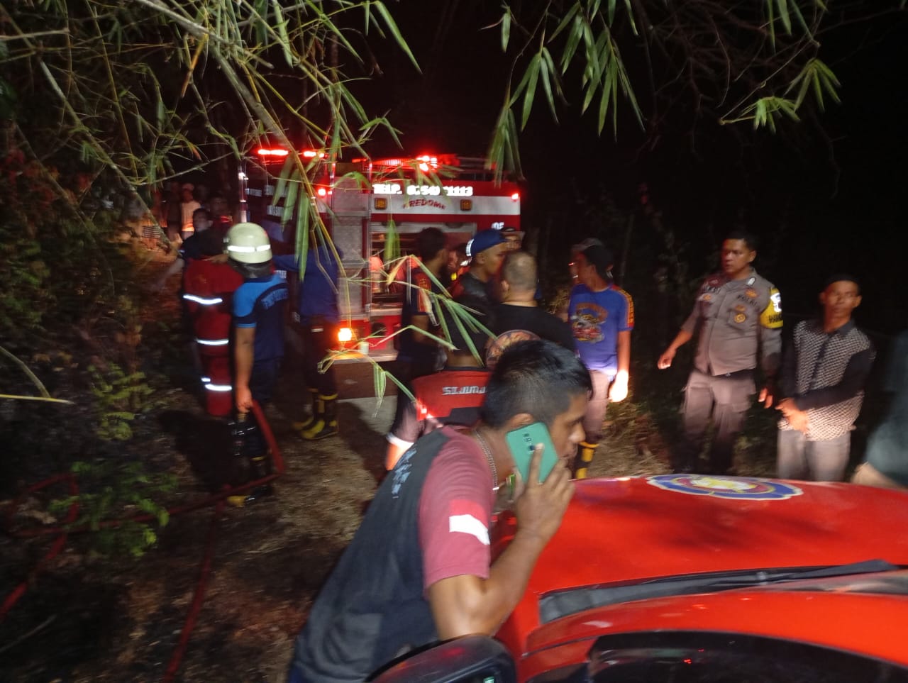 Kebakaran Lahan, Personel Polsek IV Nagari Turun Tangan Bantu Padamkan Api