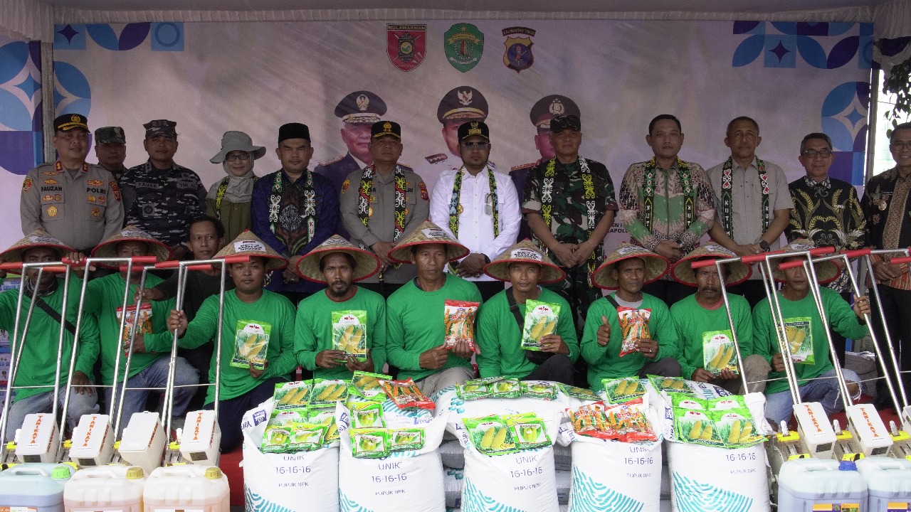 Polres Kutim Berikan Alsintan Kepada Kelompok Tani, Bentuk Wujudkan Ketahanan Pangan 